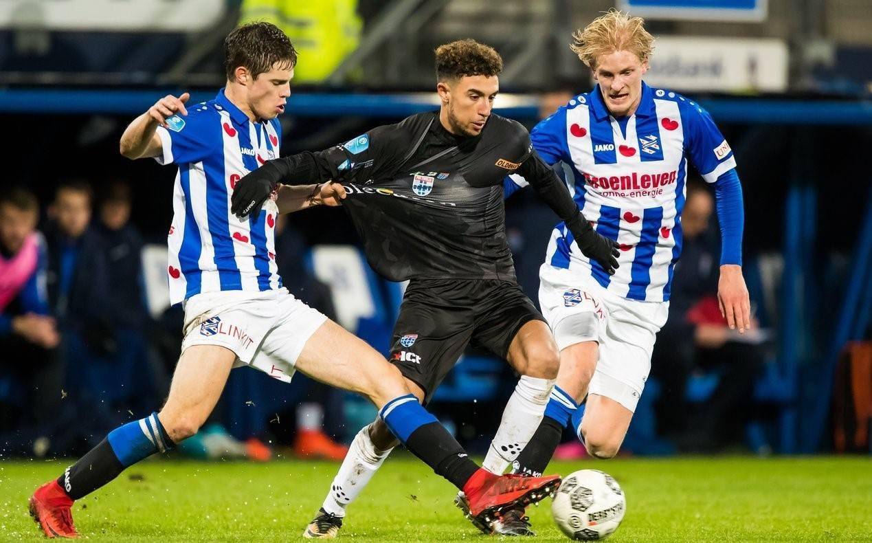 毛球选手在 毛球选手在